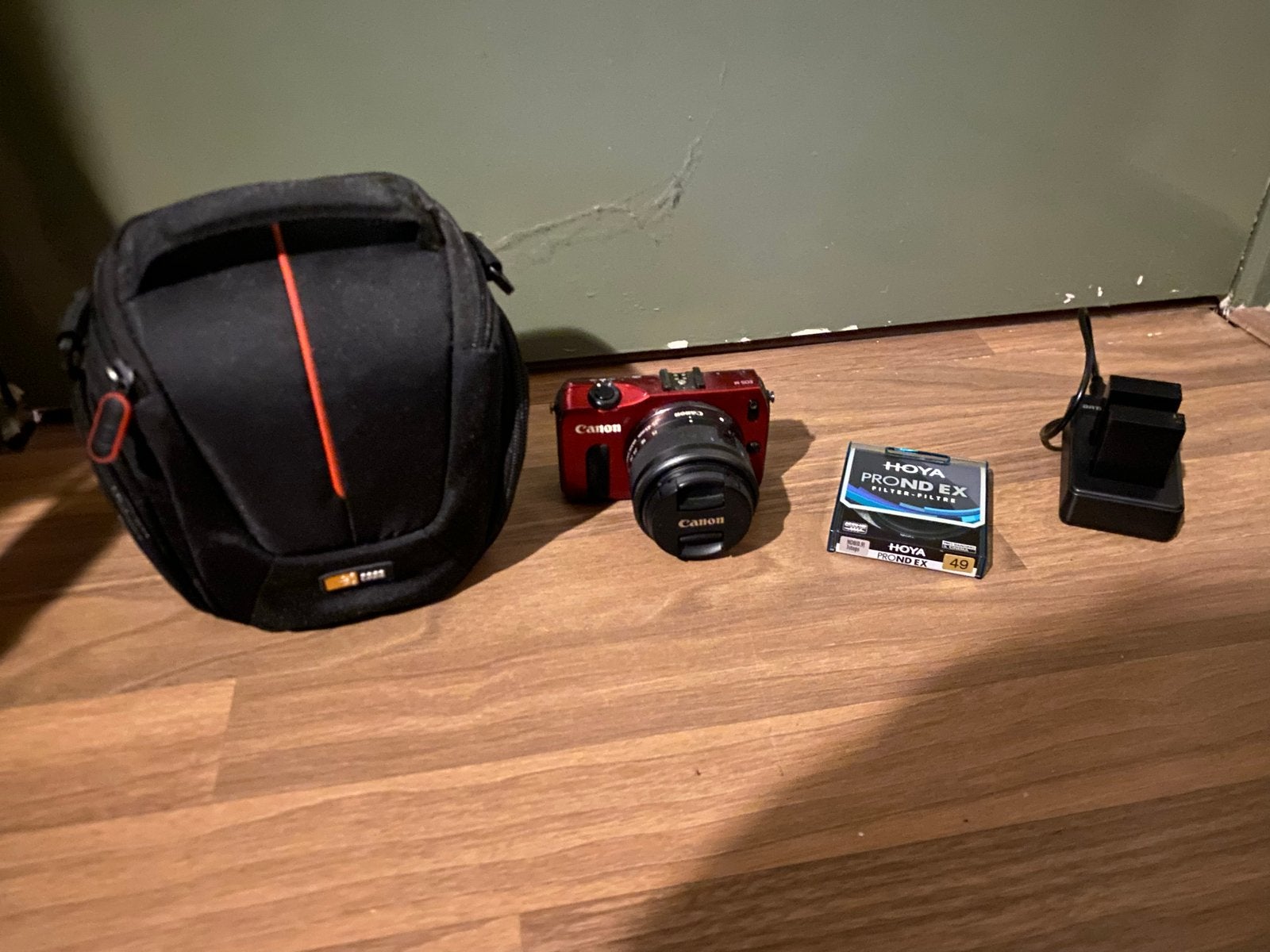 Canon EOS M camera Rood met Tas en Filter, Ingebouwde flitser, Gebruikt, Canon, Ophalen of Verzenden