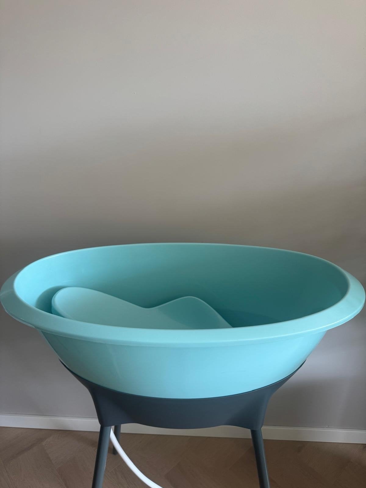 NIEUW LUMA babybadje met standaard en badzitje, Ophalen, Zo goed als nieuw, Badje, Bébé-jou