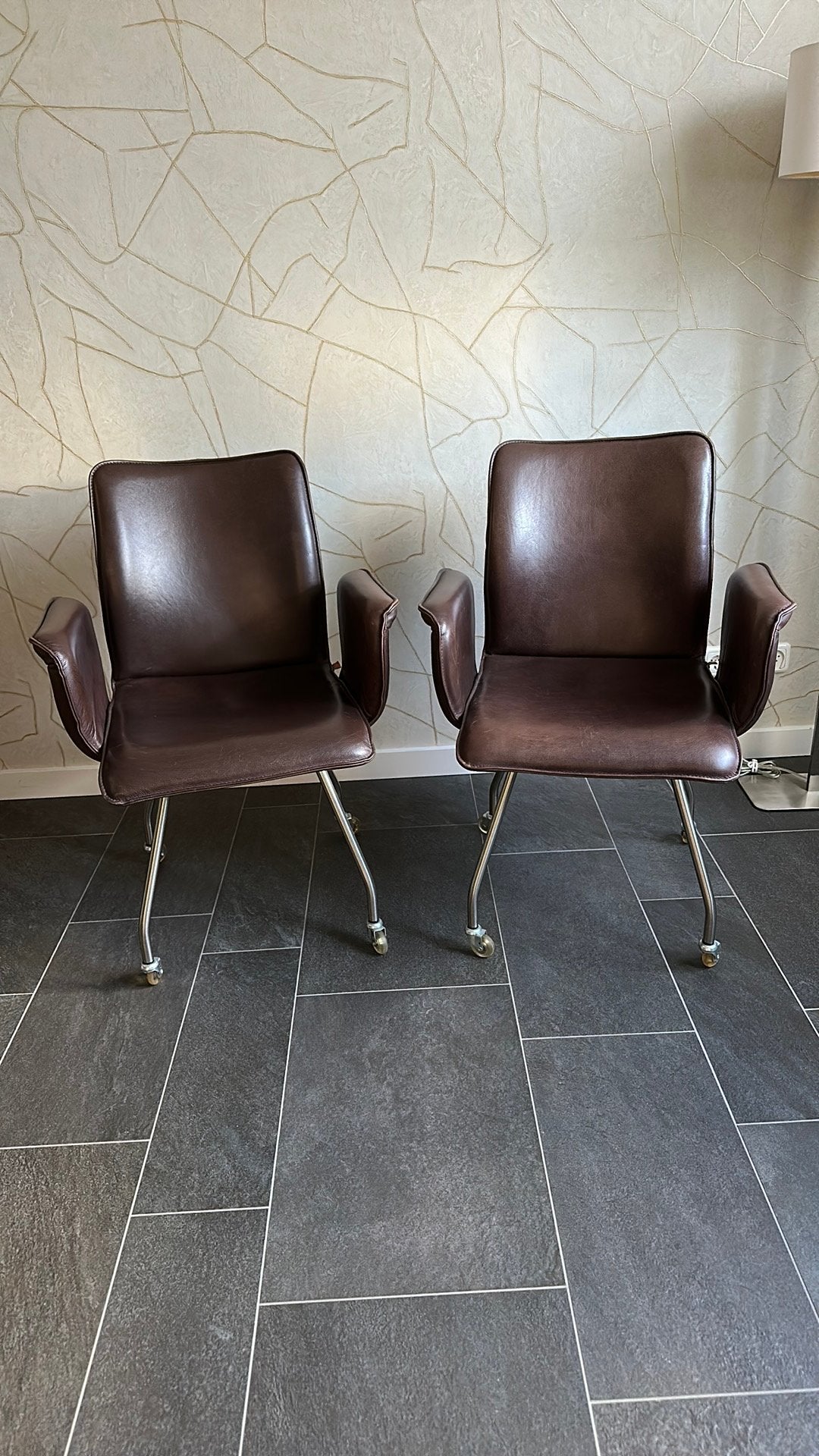 Twee Enzo Luca leren eetkamerstoelen op wieltjes, Huis en Inrichting, Ophalen, Gebruikt, Twee, Bruin