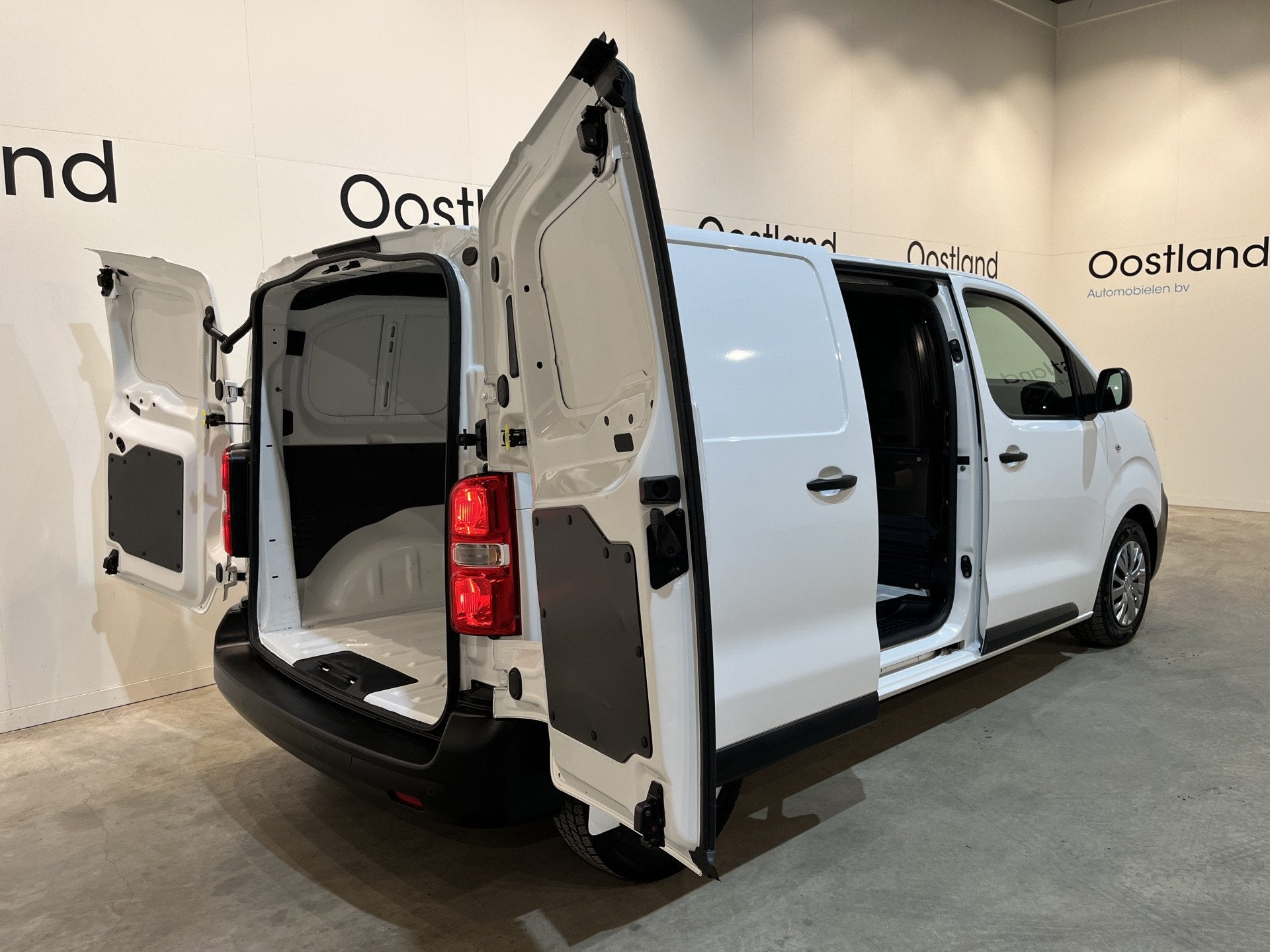 Opel Vivaro-e L2H1 Edition 50 kWh / 100% Elektrisch ! / Airc, Auto's, Gebruikt, Zwart, Met garantie (alle), 2 stoelen
