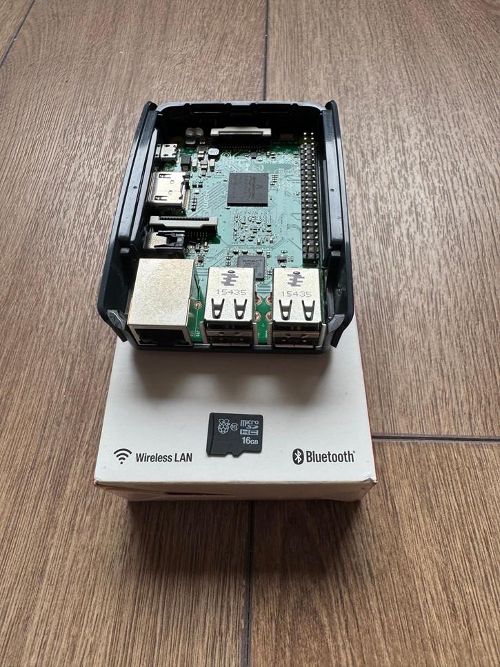 Raspberry Pi 3 Model B met adapter, SD-card, behuizing, Ophalen of Verzenden, Gebruikt