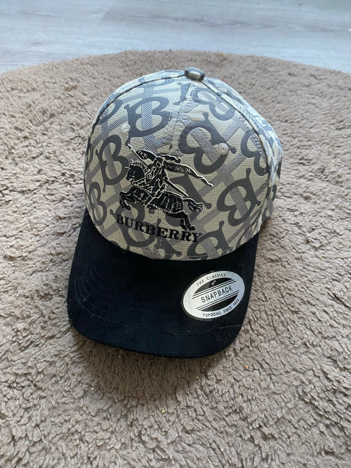 Burberry Pet met Monogram en Snapback, Ophalen, Zo goed als nieuw, One size fits all, Pet