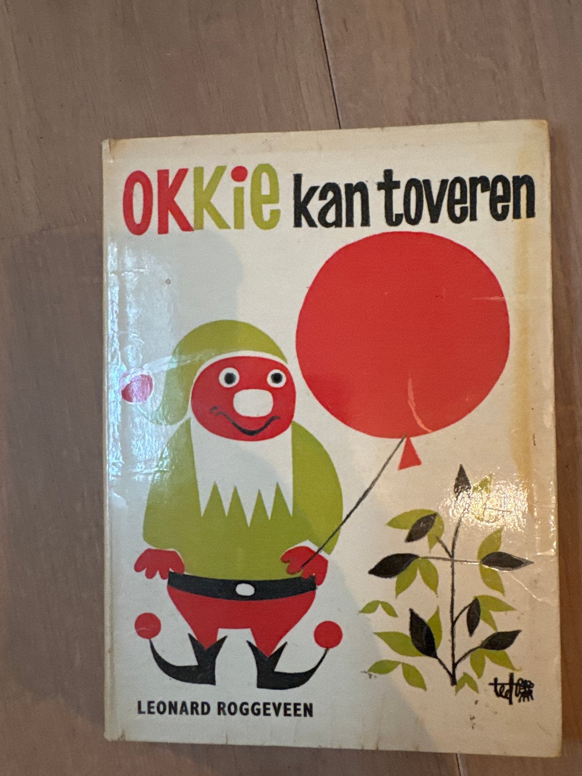 Vintage kinderboek Okkie kan toveren - Leonard Roggeveen, Boeken, Ophalen, Gelezen, Fictie algemeen