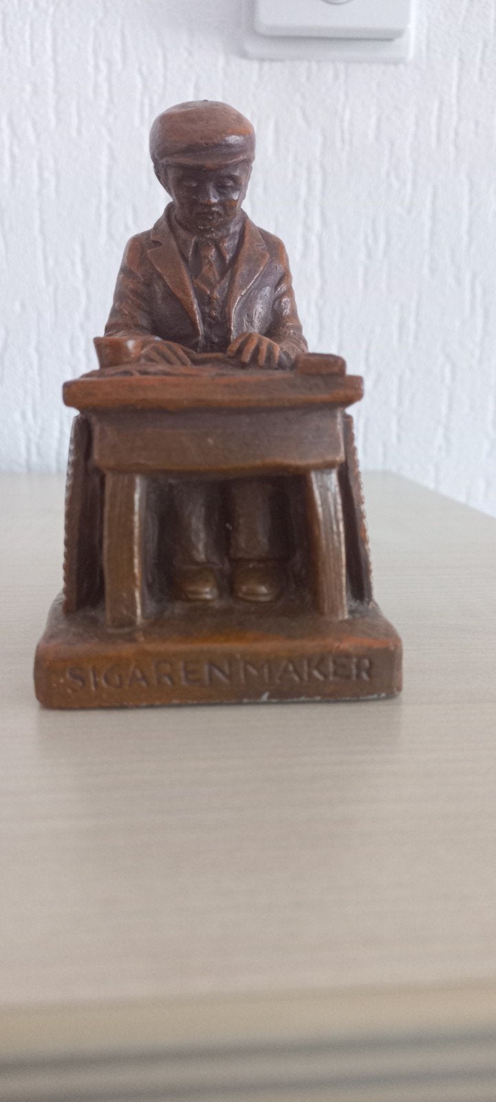 ANTIEK BEELDJE  SIGARENMAKER, Ophalen of Verzenden