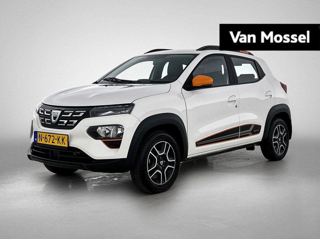Dacia Spring Comfort Plus (Orange Pack) 27 kWh | Achteruitri, Auto's, 12 maanden, Gebruikt, Leder en Stof, Wit