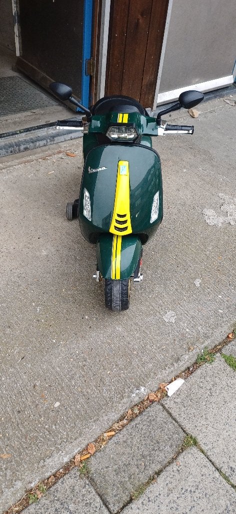 Scooter speelgoed Vespa - elektrisch, Ophalen, Gebruikt