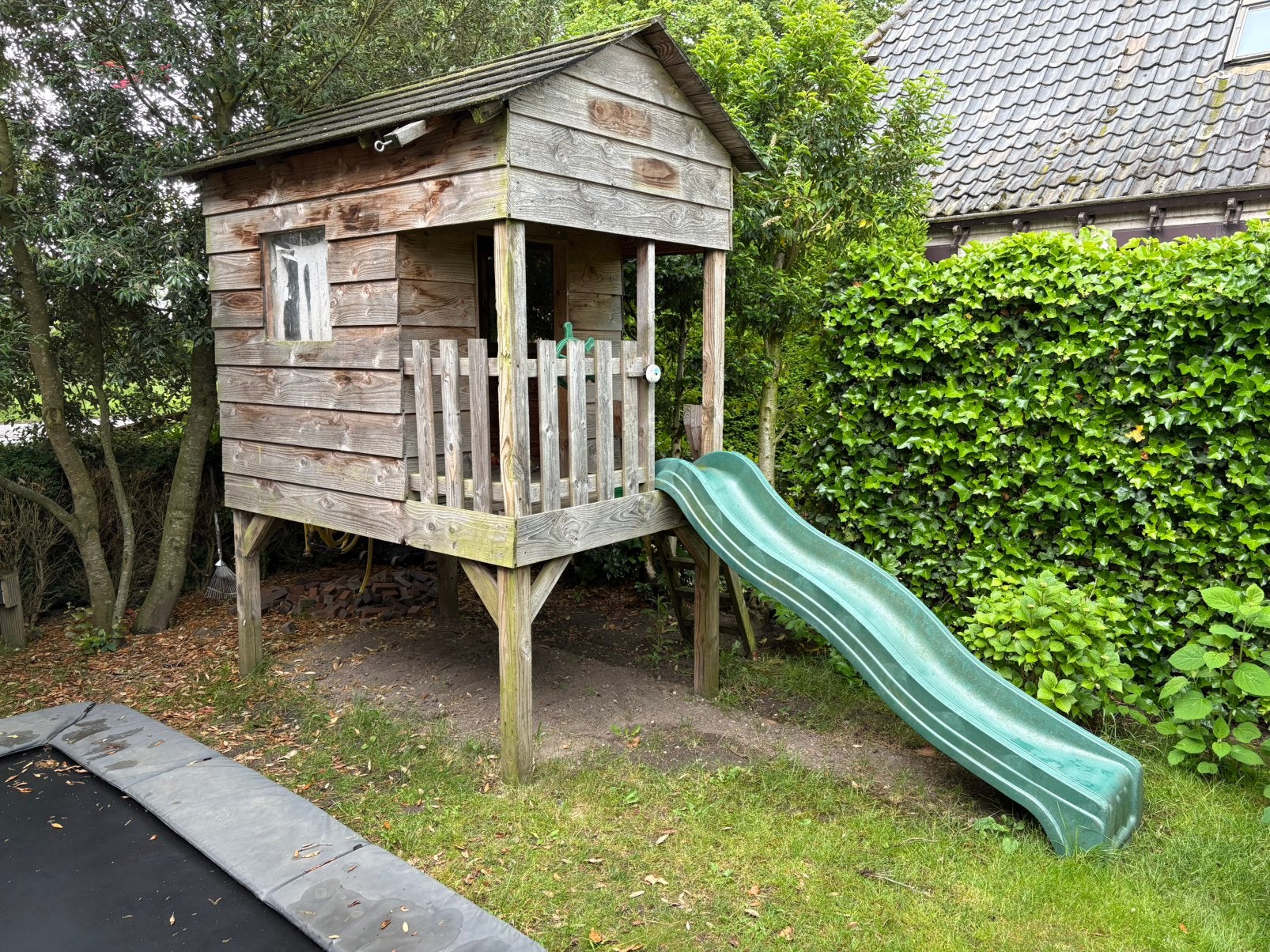 Te koop: speelhuisje met glijbaan., Kinderen en Baby's, Speelgoed | Buiten | Speeltoestellen, Ophalen, Gebruikt, Glijbaan