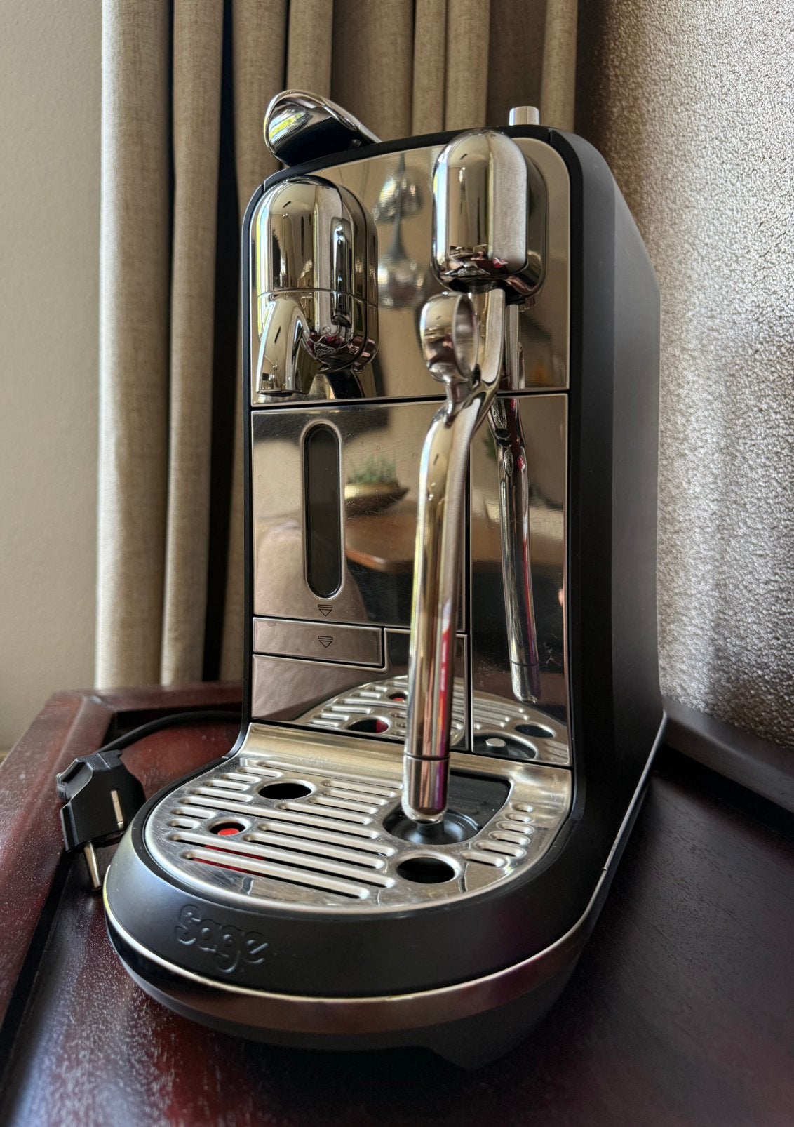 Nespresso Sage zwart goed onderhouden, Koffiepads en cups, Espresso apparaat, Ophalen of Verzenden, Zo goed als nieuw