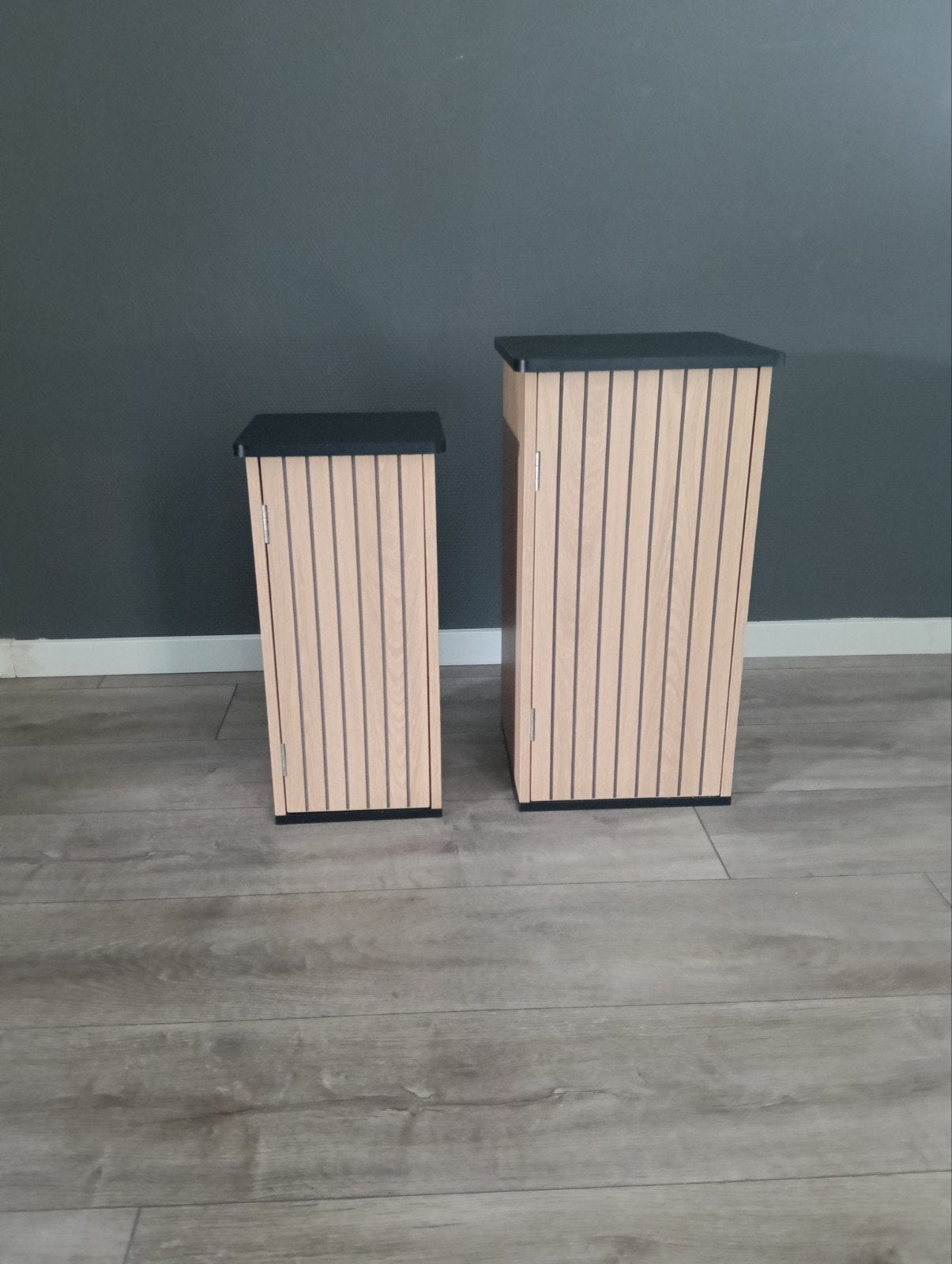 Set van 2 houten nachtkastjes/bijzettafels met zwarte top, Huis en Inrichting, Ophalen, Zo goed als nieuw