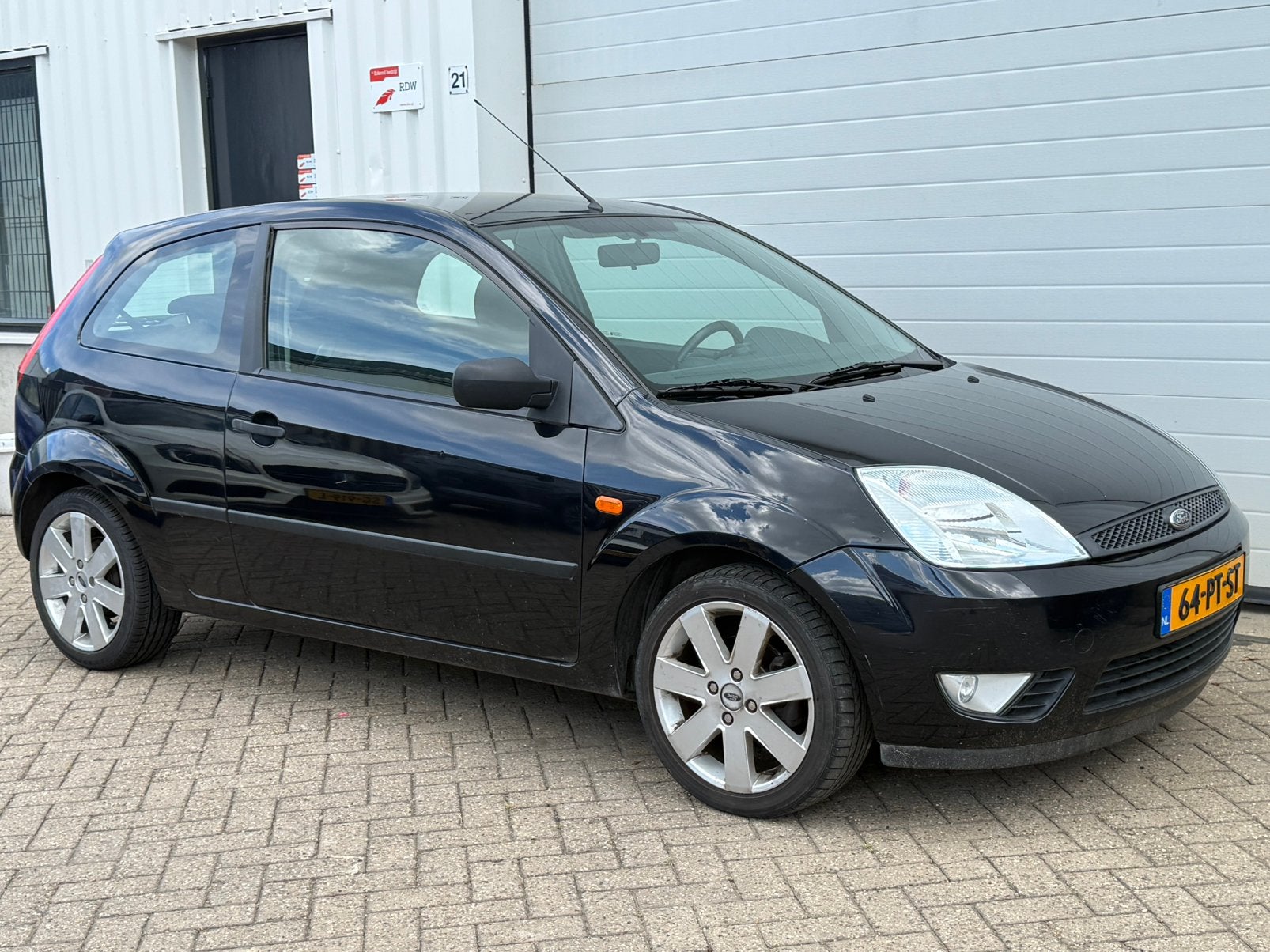 Ford Fiësta 1.3 8V Futura LAGE KM!|NAP|LMV|APK|AIRCO|2e eig, 1299 cc, Stof, 40 €/maand, Zwart