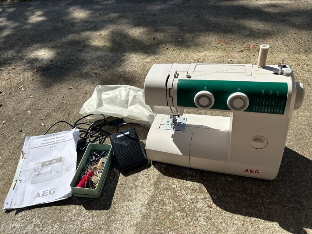 Degelijke AEG naaimachine met pedaal en accessoires, Ophalen, Gebruikt, Naaimachine, Overige merken