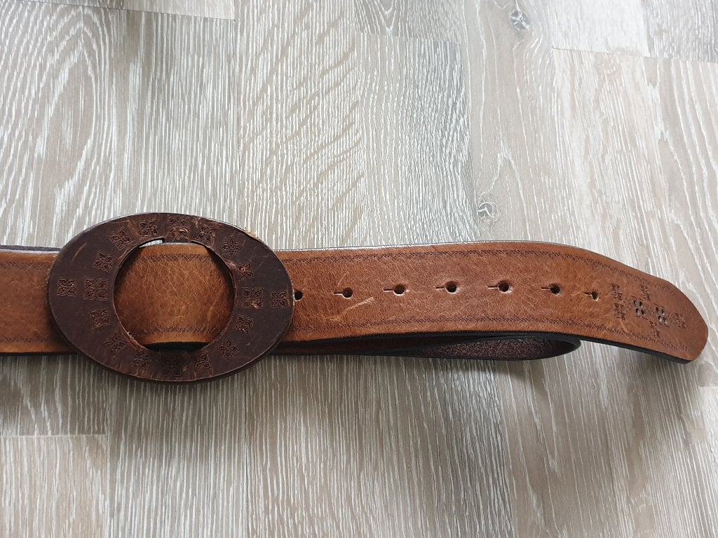 Bruine brede bewerkte lederen riem van 105 cm, Ophalen of Verzenden, Zo goed als nieuw, Bruin, 5 cm of meer