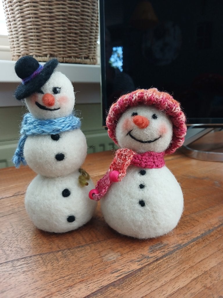 Genaaldvilte sneeuwpopjes, schapenwol, naaldvilten., Ophalen of Verzenden, Nieuw, Figuurtje(s), Wolvilt