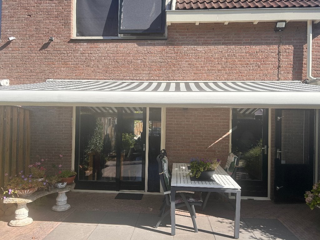 Zonnescherm (knikarm, elektrisch met afstandsbediening), Ophalen, Gebruikt, 450 cm of meer, Elektrisch