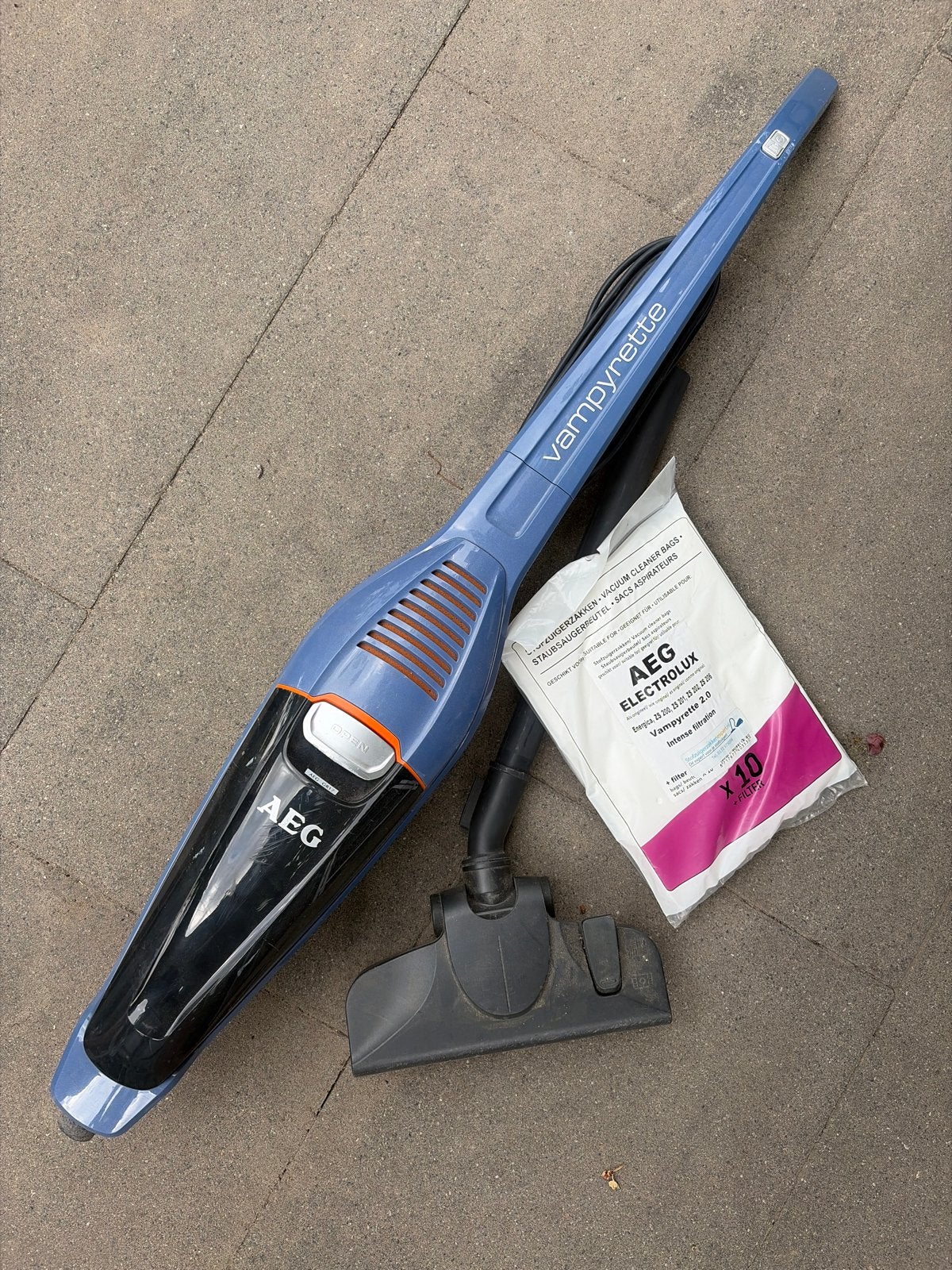 AEG Vampyrette 2.0 Steelstofzuiger met 9 nieuwe zakken, Stofzak, Inclusief accessoires, Gebruikt, Ophalen of Verzenden