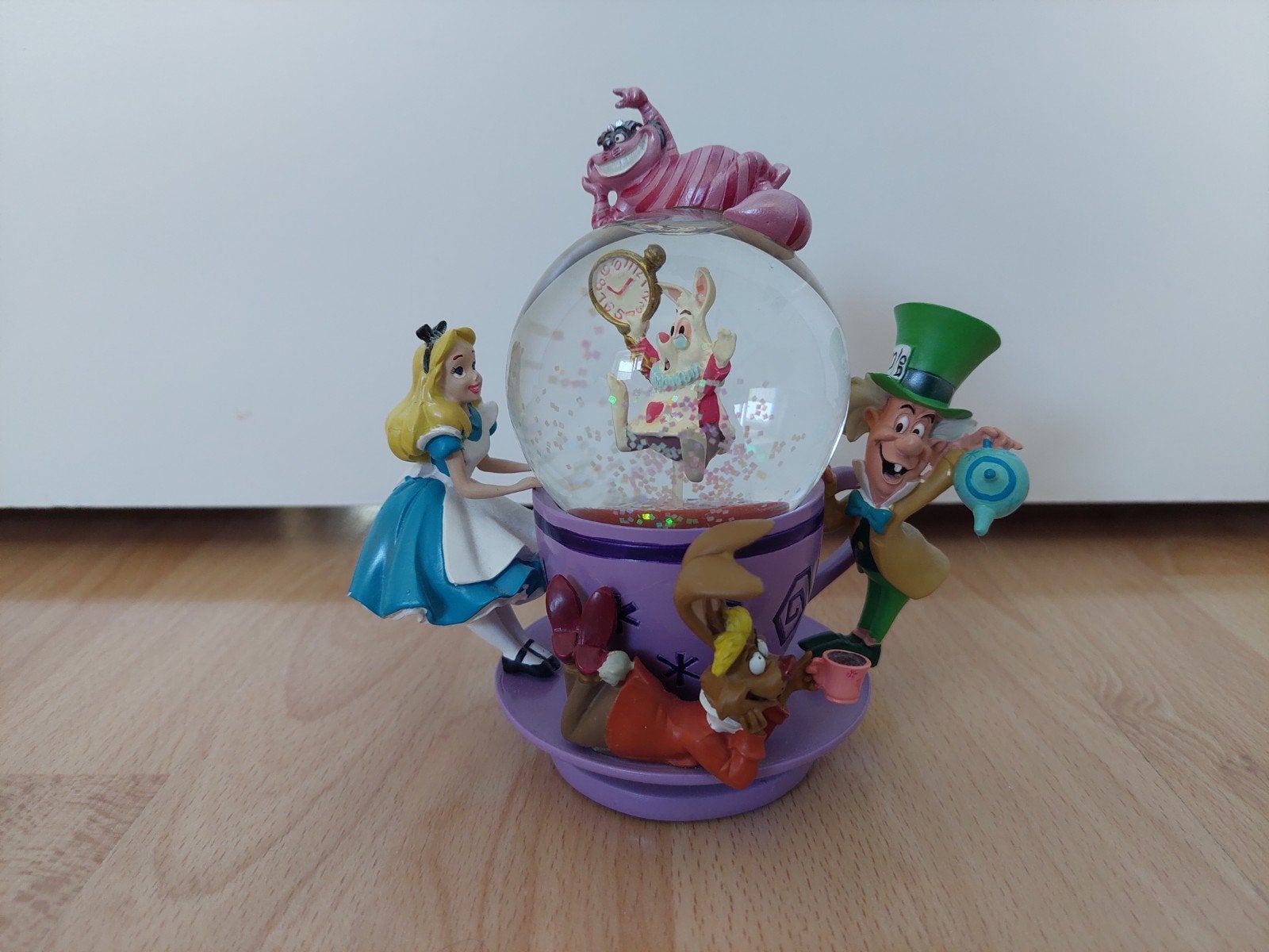 Disneyland Parijs Alice in Wonderland Sneeuwbol, Ophalen of Verzenden, Overige figuren, Zo goed als nieuw, Overige typen