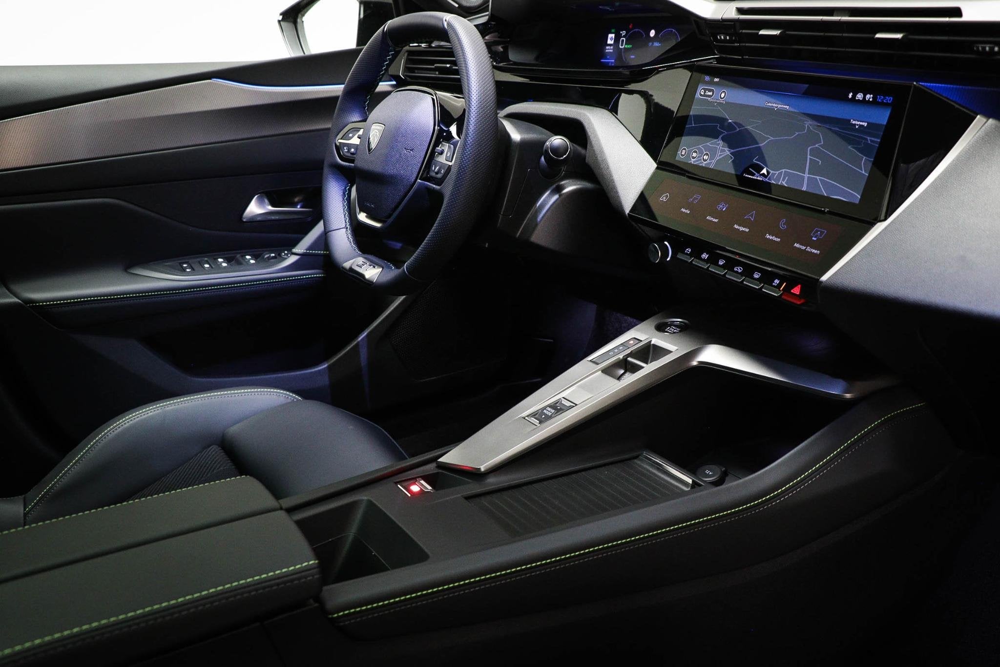 Peugeot e-408 GT 58 kWh | NIEUW | PANORAMADAK | STUURVERWARM, Auto's, Automatische klimaatregeling, Met garantie (alle), Leder
