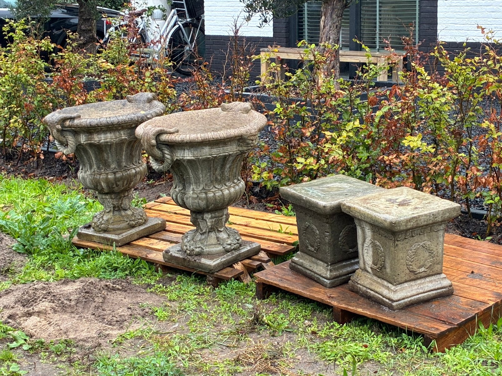 Een fraai paar grote, klassieke tuinurnen, Ophalen, Gebruikt