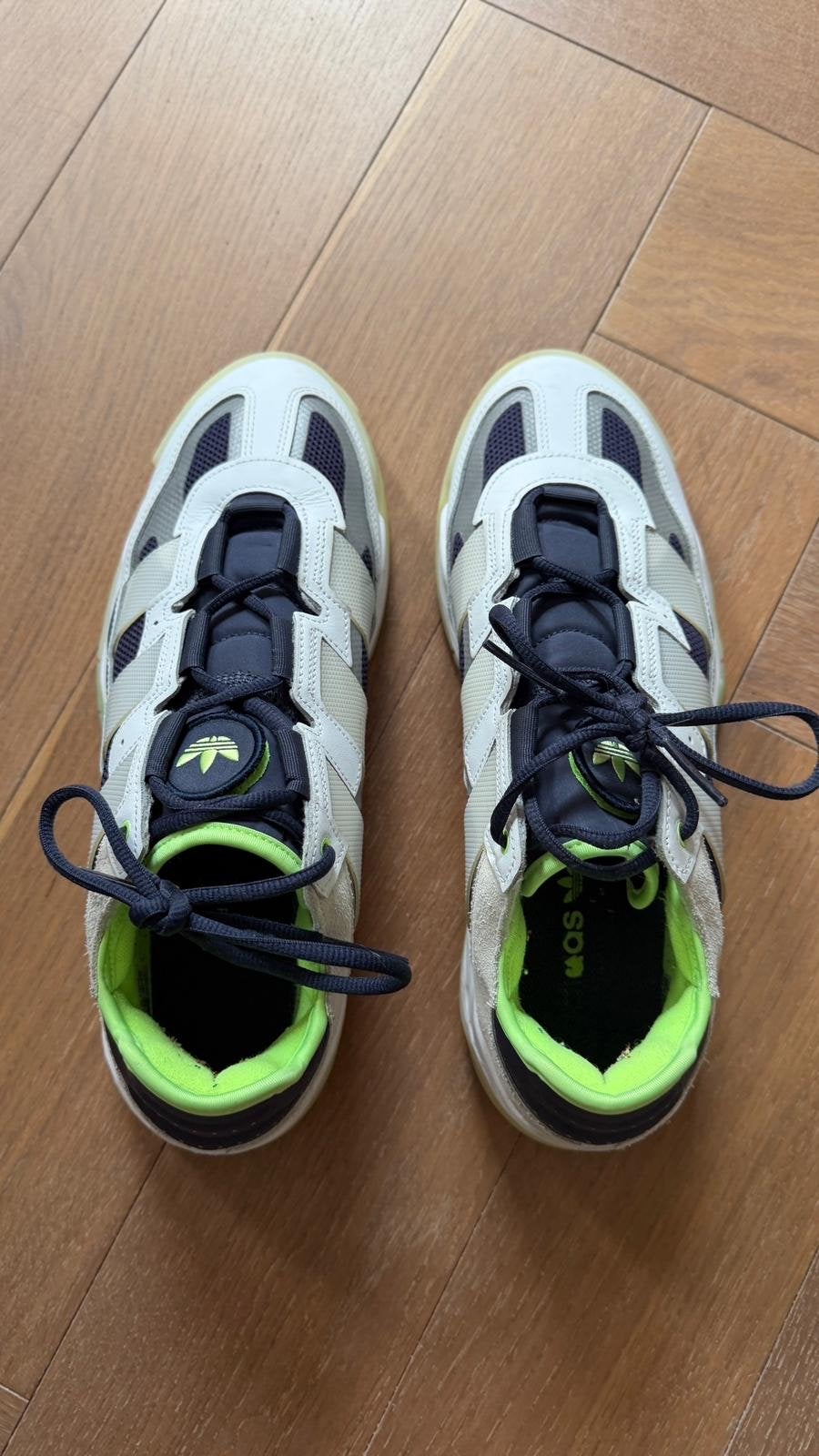 Adidas Niteball Sneakers – White/Neon Green – EU 44 2/3, Ophalen, Zo goed als nieuw, Wit, Sneakers of Gympen