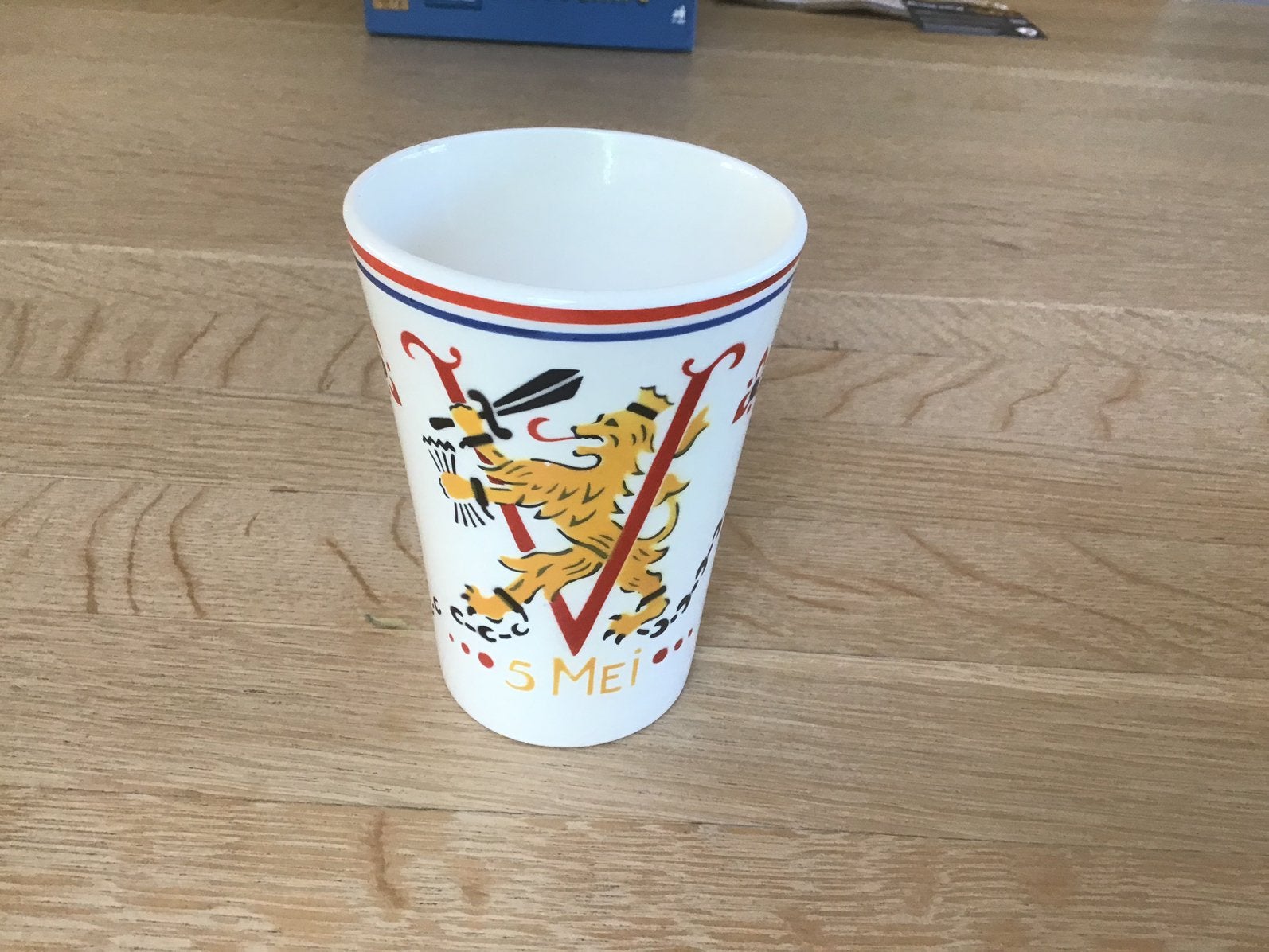 5 mei herdenkingsbeker, Ophalen of Verzenden, Zo goed als nieuw, Porselein, Kop en/of schotel