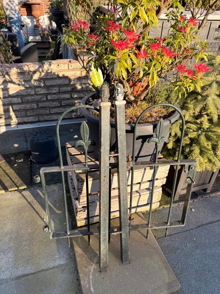 Gietijzeren tuinhekje + 2 palen 85 cm hoog 80 cm breed, Tuin en Terras, Ophalen, Met poort, Zo goed als nieuw, Sierhekwerk