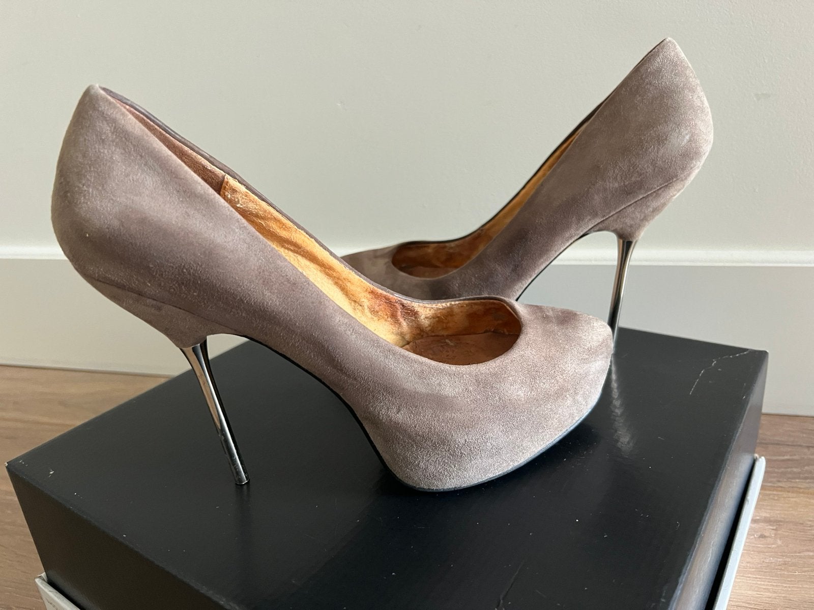 Grijze suède stiletto’s maat 39, Pumps, Ophalen of Verzenden, Grijs, Gedragen