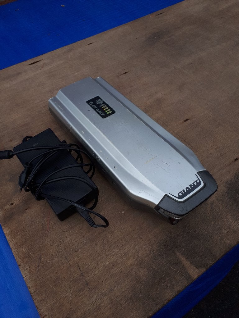 Giant accu 36 Volt met lader, Fietsen en Brommers, Ophalen of Verzenden, Gebruikt