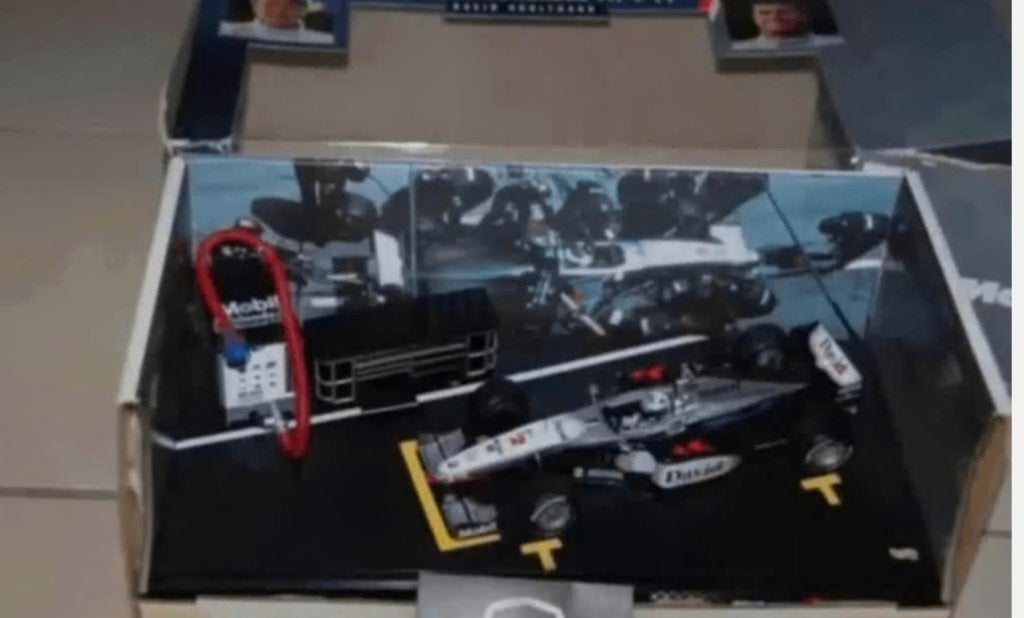 1:24 MCLAREN MP4-14 F1 Coulthard Pitstop diorama in box WRH, Verzenden, Zo goed als nieuw, Auto, Overige merken