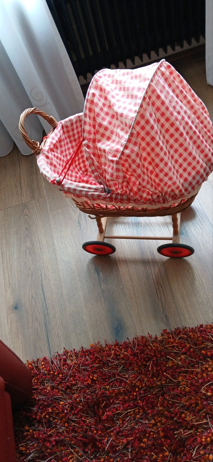 Vintage poppenwagen met rieten mand en rood-wit ruitje, Ophalen, Gebruikt, Overige typen