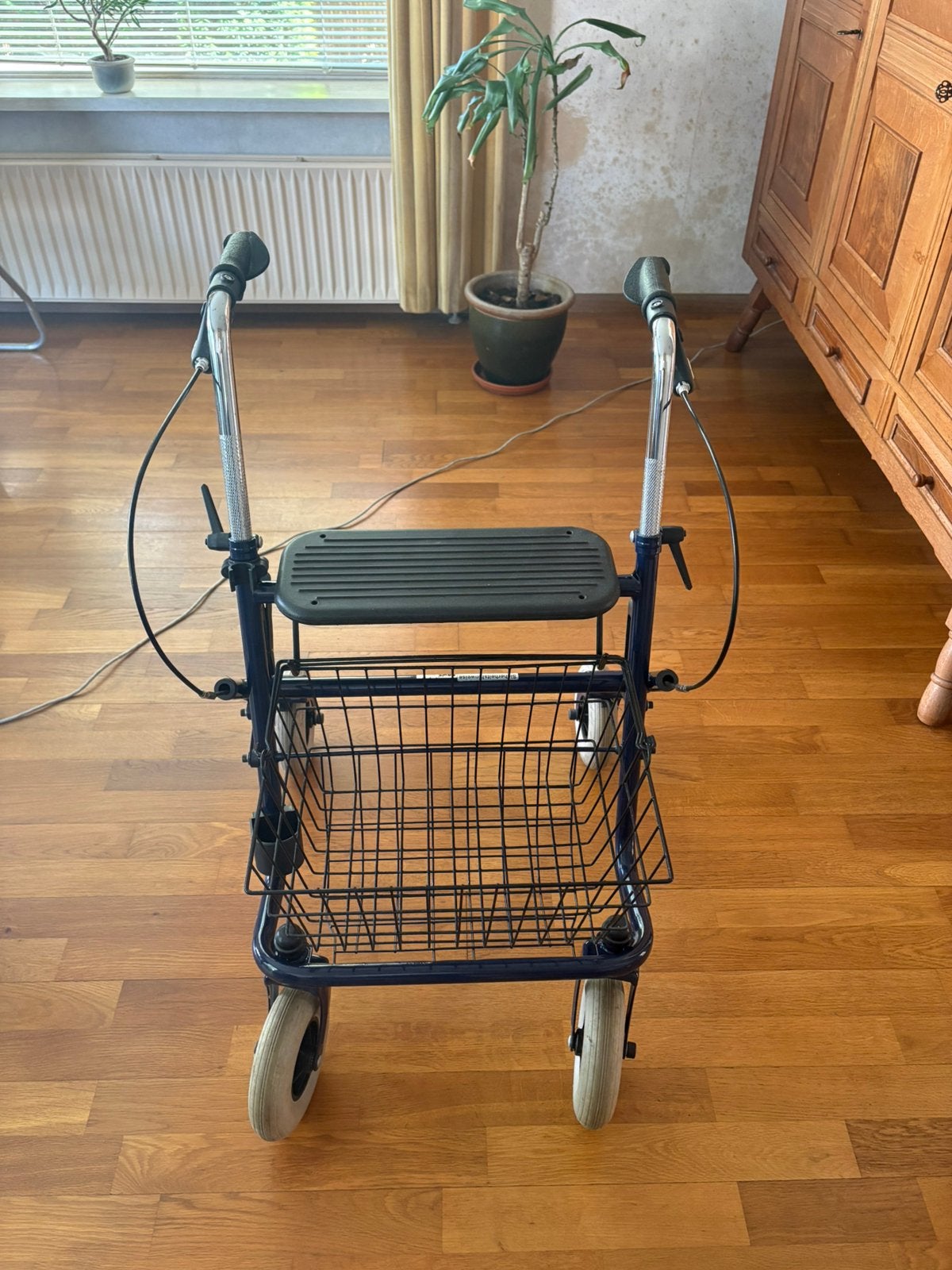 Rollator blauw zo goed als nieuw, Ophalen, Zo goed als nieuw