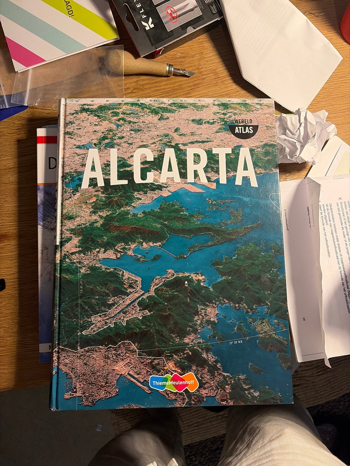 Alcarta Wereldatlas - Thiememeulenhoff, Boeken, Atlassen en Landkaarten, Overige atlassen, 2000 tot heden, Ophalen of Verzenden