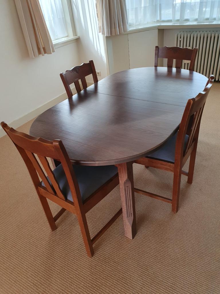Ovale eettafel met 4 stoelen - massief hout, Huis en Inrichting, Ophalen, Gebruikt, 100 tot 150 cm, Klassiek