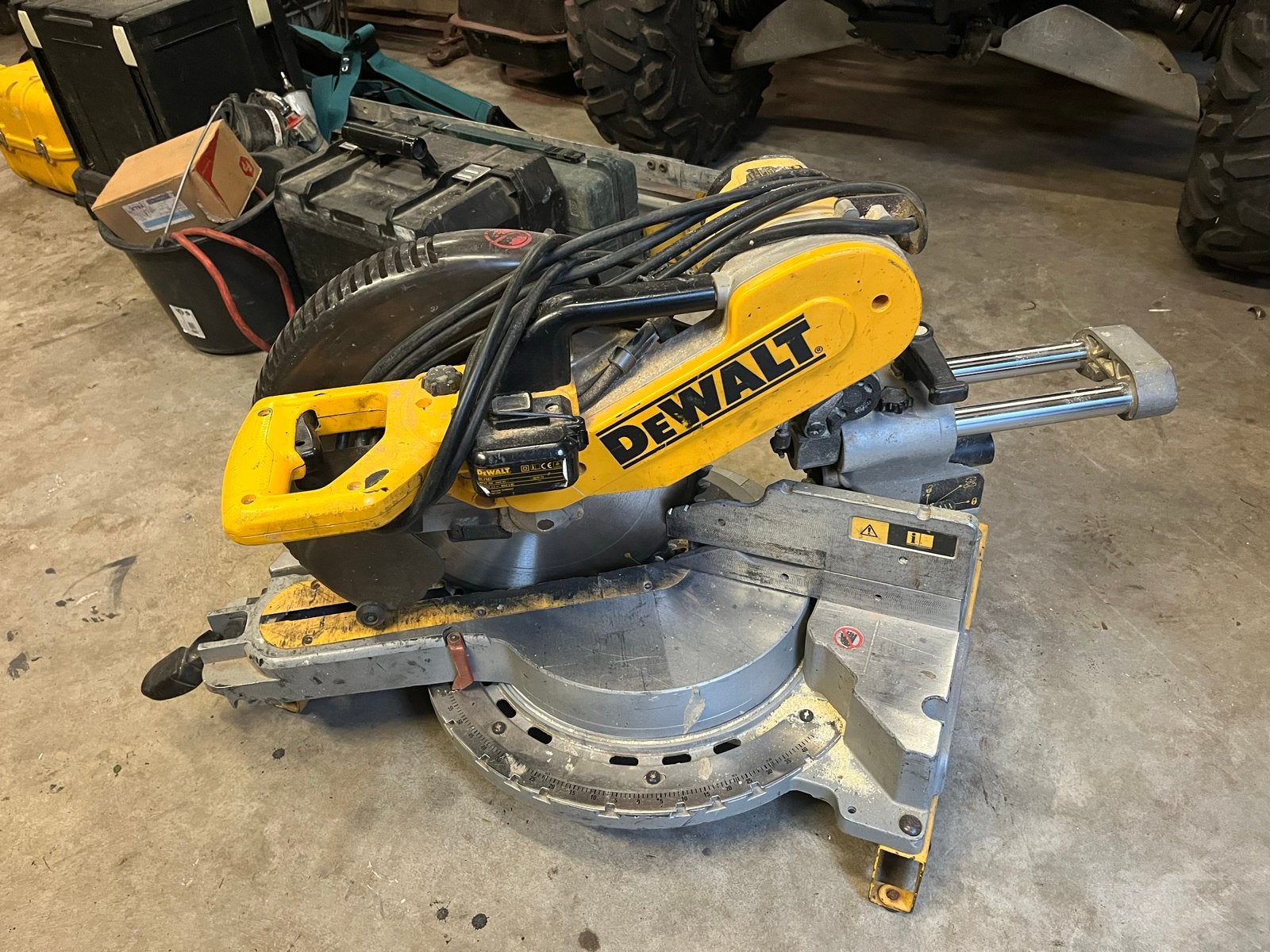 DeWalt Afkortzaag DW718V-QS - Krachtig en Betrouwbaar, Doe-het-zelf en Verbouw, Gereedschap | Zaagmachines, Ophalen, Gebruikt