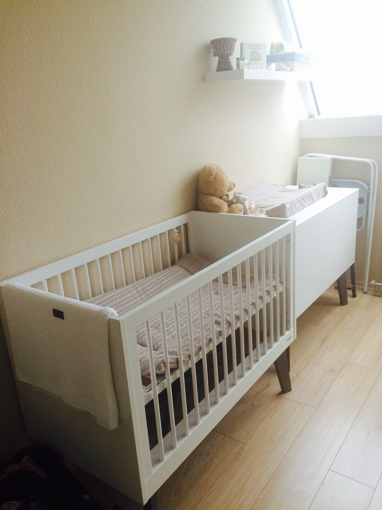 Kidsmill Babybed (ledikant + peuterbed) Wit Mat/Walnoot, Ophalen, Gebruikt, Jongetje of Meisje