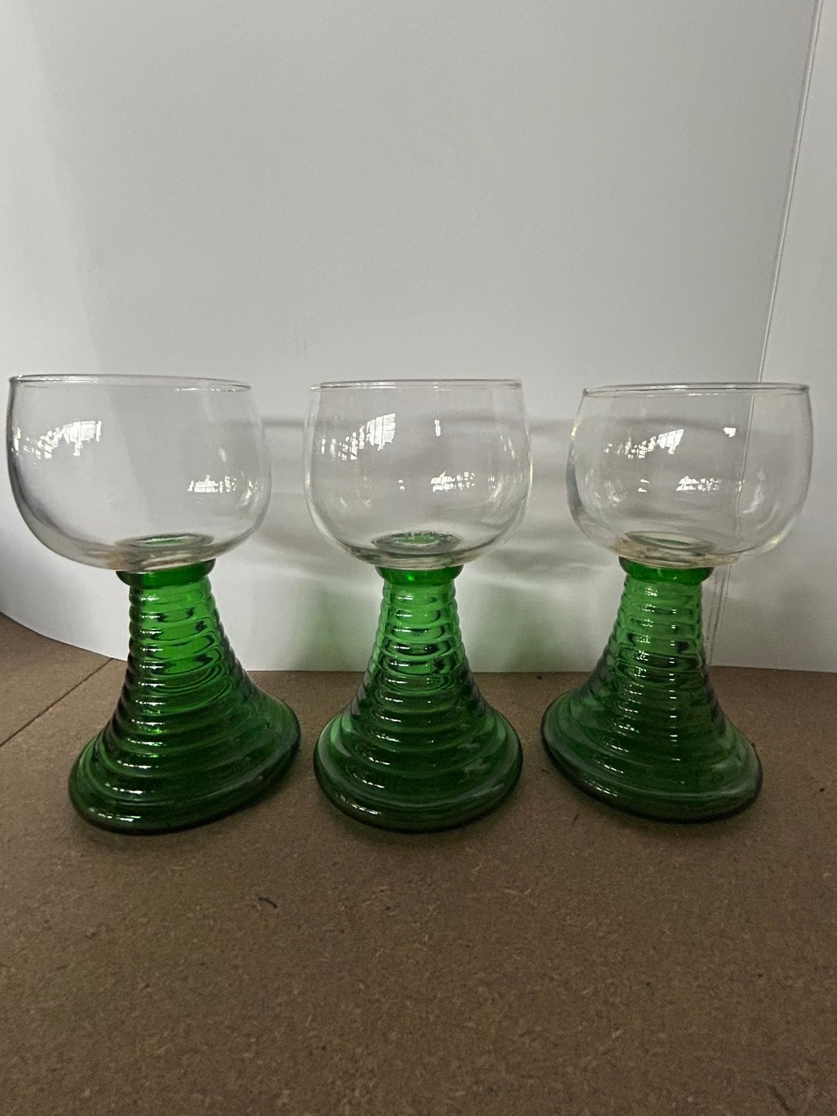 Vintage Roemer Wijnglazen met Groene Voet–Set van 3 (H14cm), Verzamelen, Glas en Borrelglaasjes, Zo goed als nieuw, Overige typen