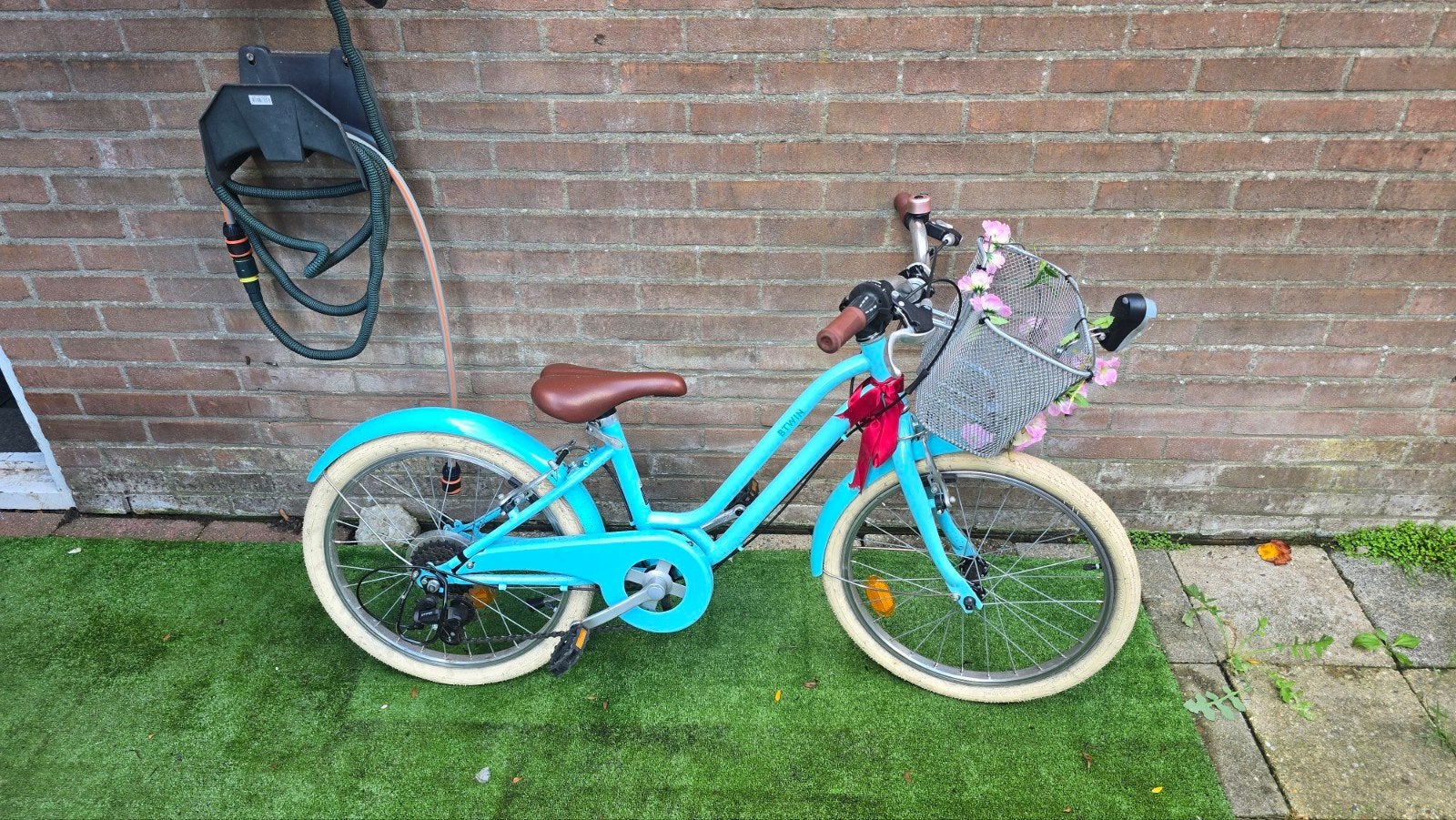Leuke turquoise kinderfiets met mandje en bloemen, Velgrem, Ophalen of Verzenden, B'Twin, 16 tot 20 inch