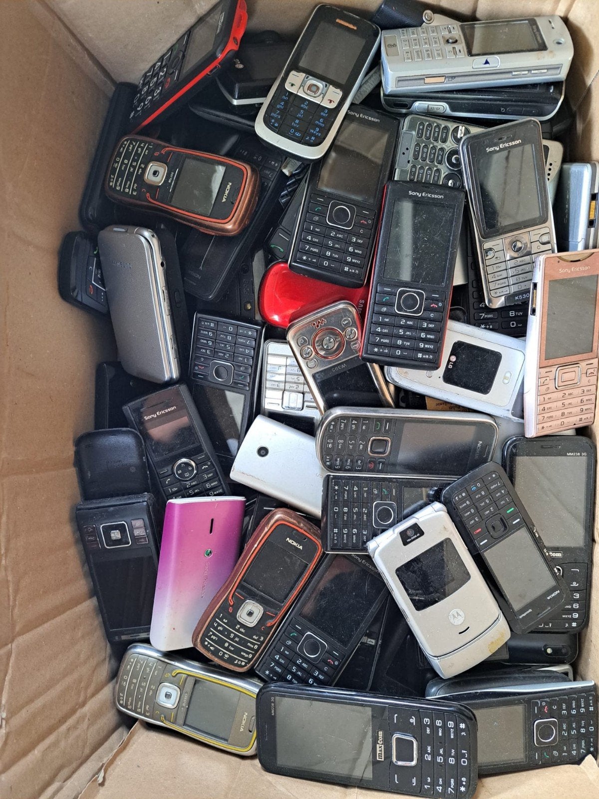 AANGEBODEN PARTIJ VAN 300 STUKS OUDE TELEFOONS, Gebruikt, Zwart, Ophalen of Verzenden, A