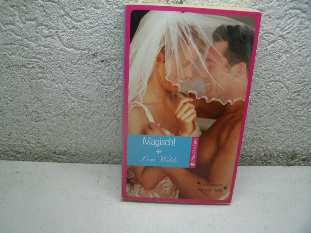 boek 56 pink pocket magisch   0,30, Boeken, Romans, Ophalen