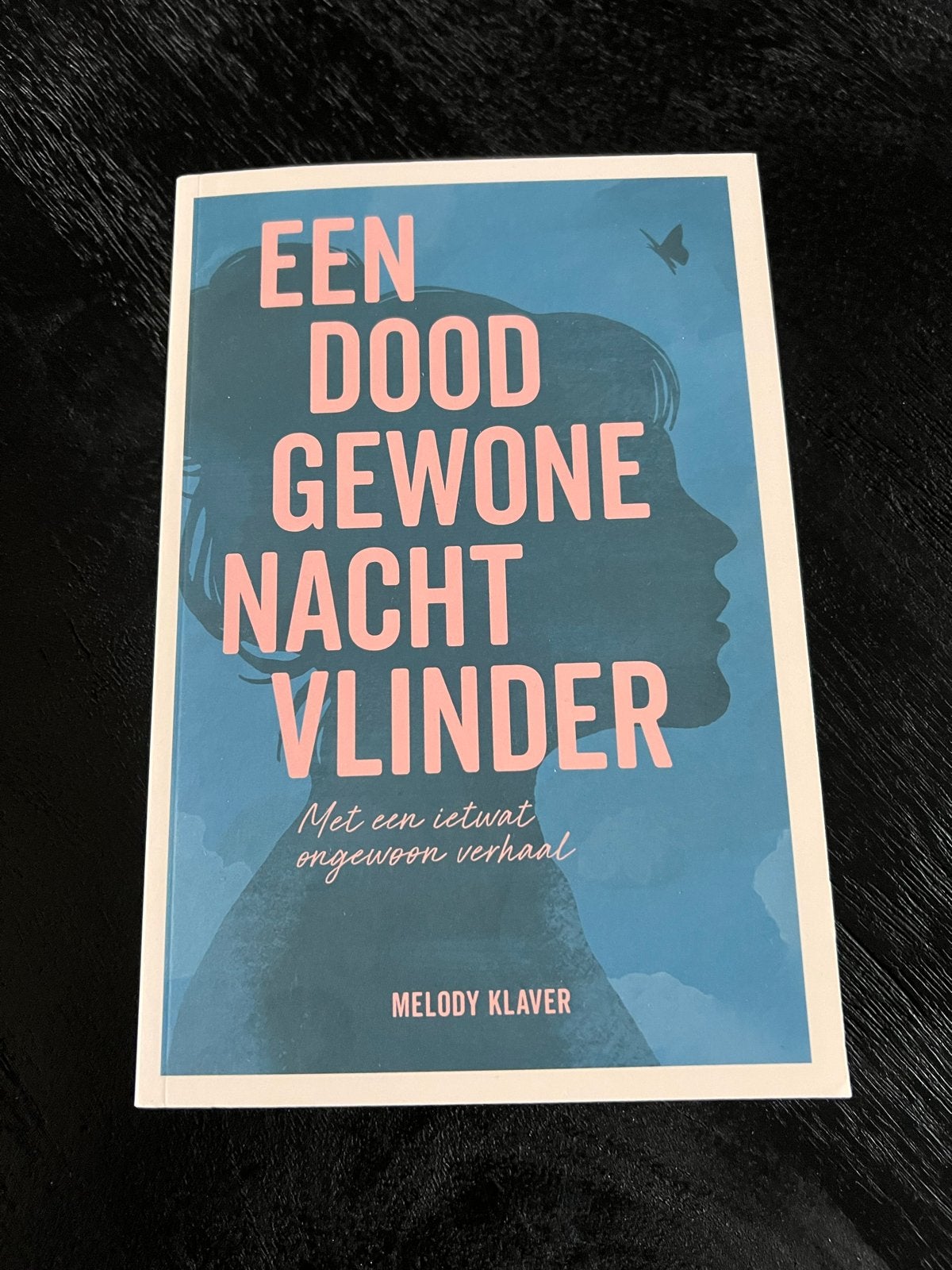 Een Doodgewone Nachtvlinder - Melody Klaver, Ophalen of Verzenden, Nieuw, Nederland