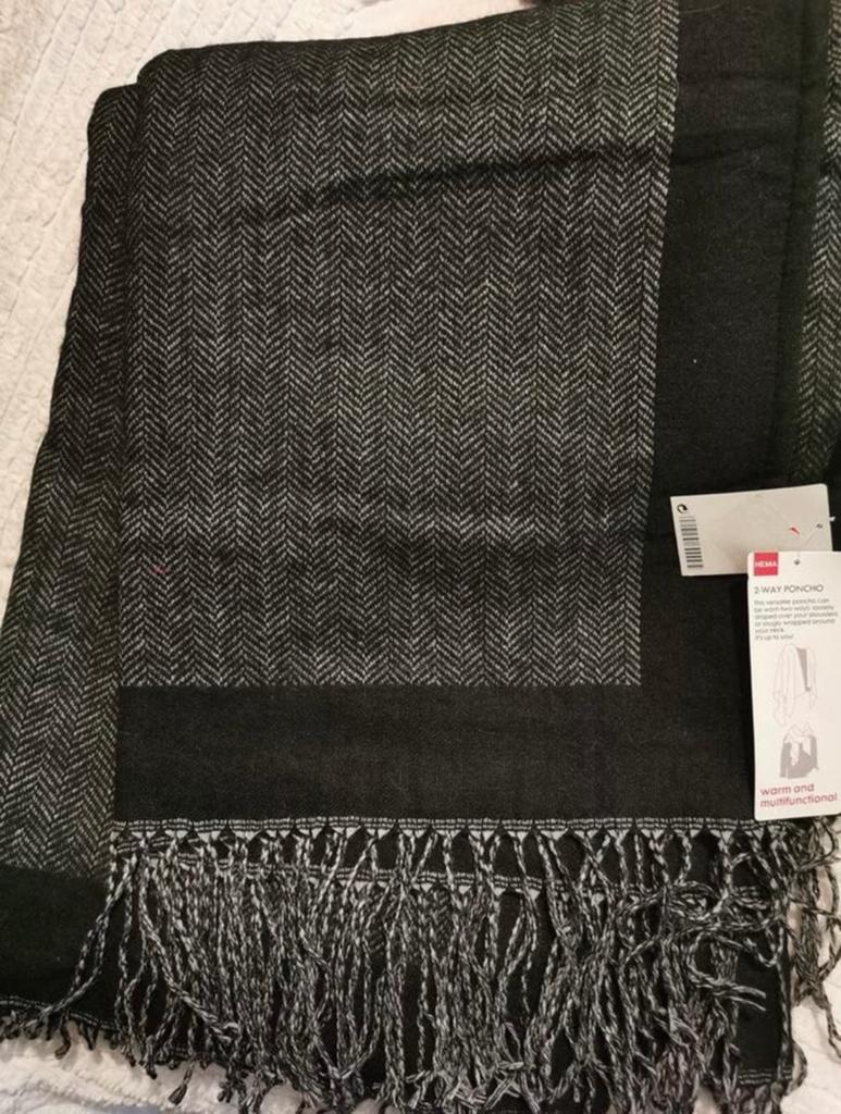 Nieuwe HEMA Poncho/Sjaal - Zwart Wit, Warm & Modieus, Ophalen of Verzenden, Zo goed als nieuw, Maat 46/48 (XL) of groter, Sjaal