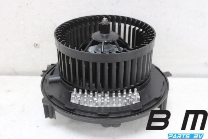 Aanjager VW Golf 8 5WB819021A, Gebruikt