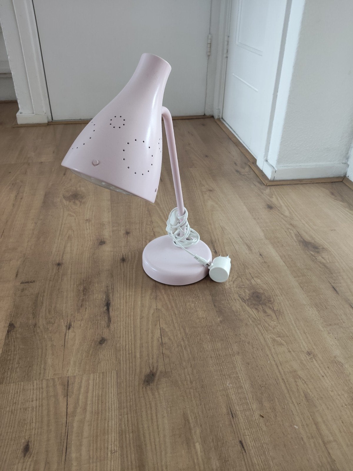 Roze bureaulamp met verstelbare arm en geperforeerde kap, Bureaulamp, Gebruikt, Met stekker, Ophalen of Verzenden