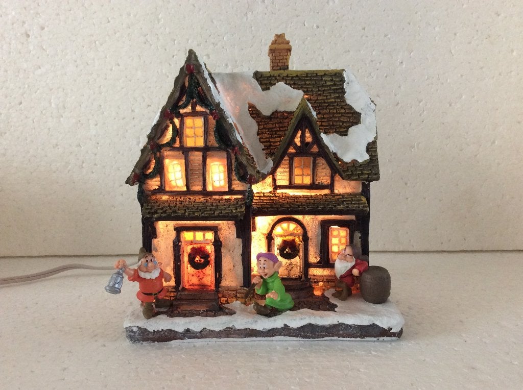 kerstdorp huis met Disney figuren sneeuwwitje & de 7 dwergen, Ophalen of Verzenden, Sneeuwwitje of Doornroosje, Zo goed als nieuw