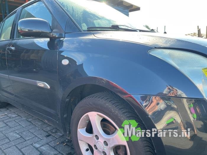 Scherm rechts-voor van een Suzuki Swift (ZJ3), Gebruikt, -, -, Ophalen of Verzenden