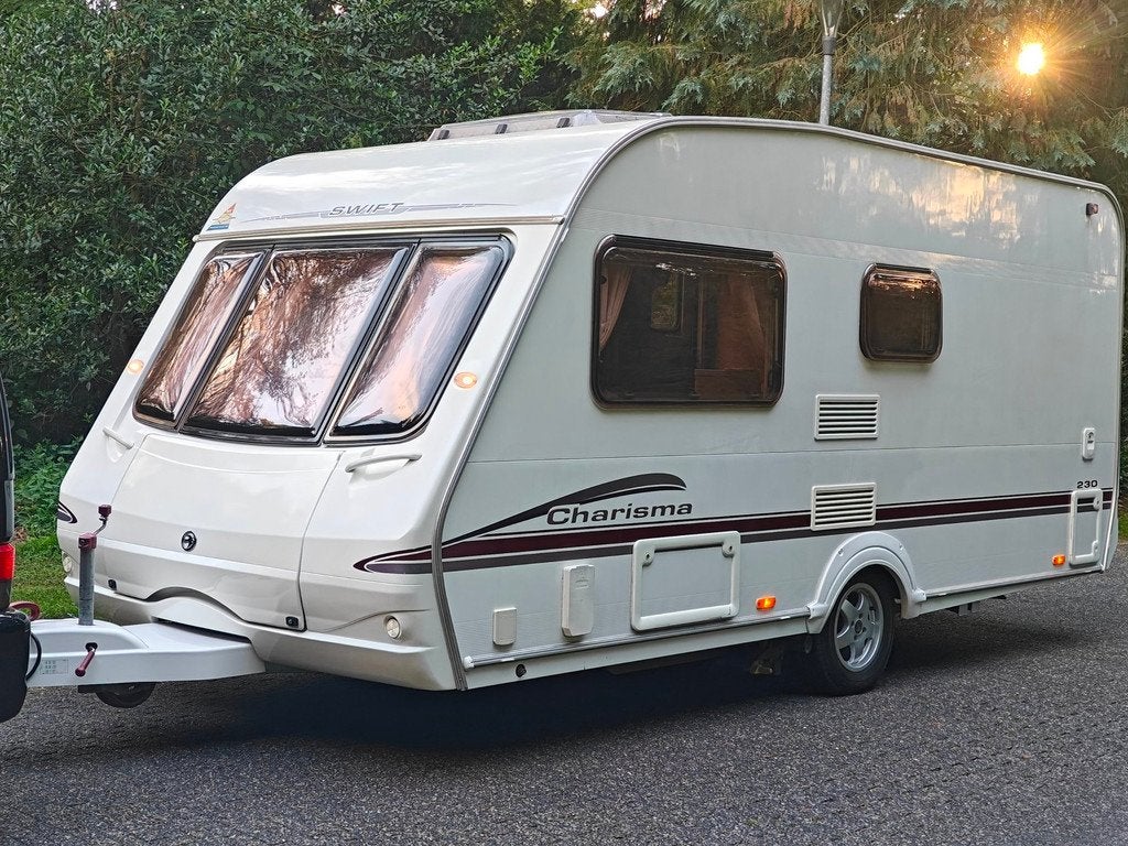 Swift 460/3 Charisma + Voortent Mover Grote badkamer Douche, Caravans en Kamperen, Caravans, Bedrijf, 1000 - 1250 kg, Swift