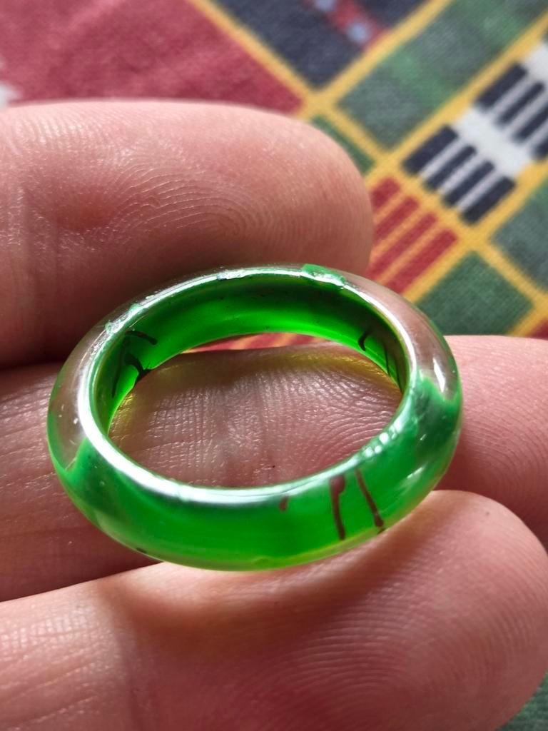 Groene kunststof ring - Maat 18, Sieraden, Tassen en Uiterlijk, Ringen, 18 tot 19, Kunststof, Nieuw, Ophalen of Verzenden