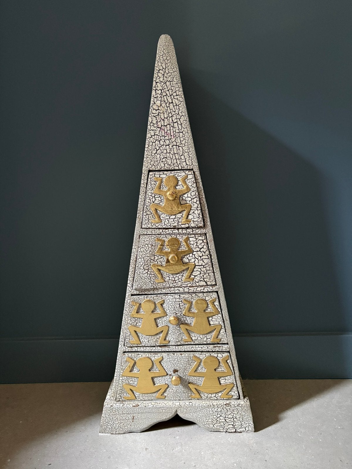 Uniek piramidekastje met gouden figuren, Huis en Inrichting, Ophalen, Zo goed als nieuw