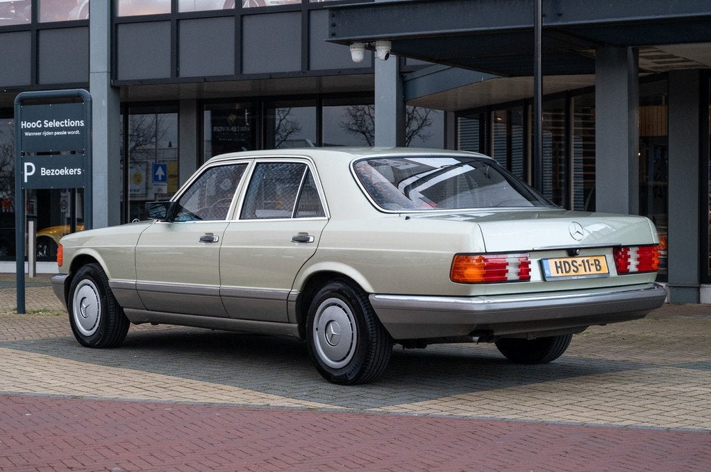 Mercedes-Benz S-Klasse 260 SE (bj 1986, automaat), Auto's, Oldtimers, Automaat, 2548 cc, Stof, Beige