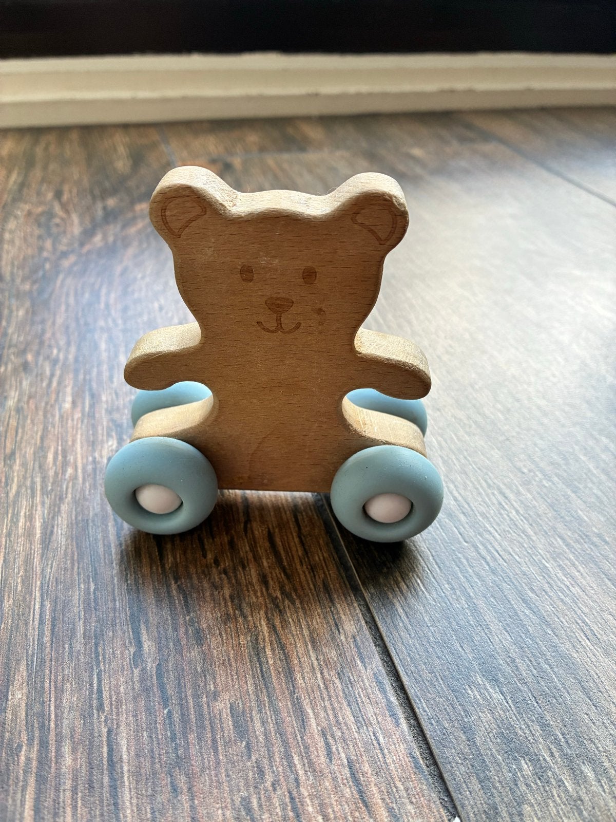 Houten speelgoedauto beer met blauwe wielen, Ophalen of Verzenden, Zo goed als nieuw, Auto, Met wieltjes