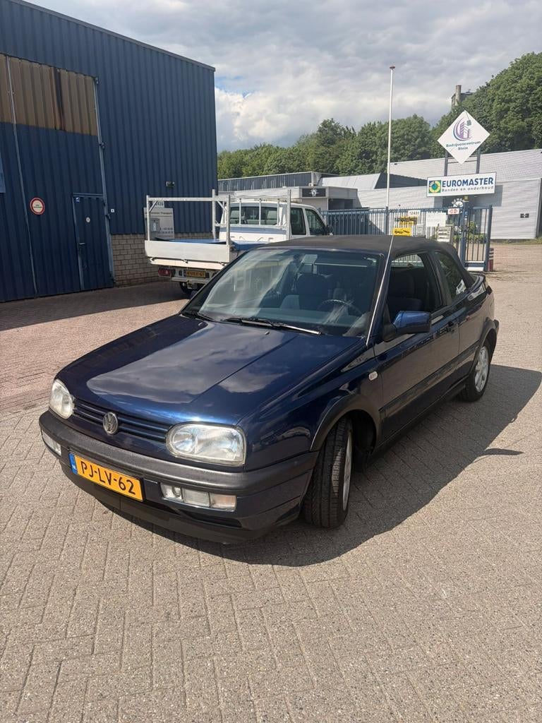 Volkswagen Golf 2.0 Cabriolet 85KW 1996 Blauw, Auto's, Voorwielaandrijving, 4 cilinders, Blauw, 49 €/maand